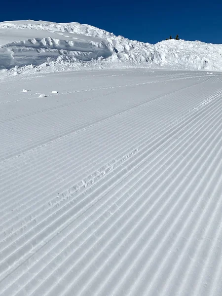 Vacker Bild Ett Snöigt Bergslandskap Med Perfekta Linjer — Stockfoto