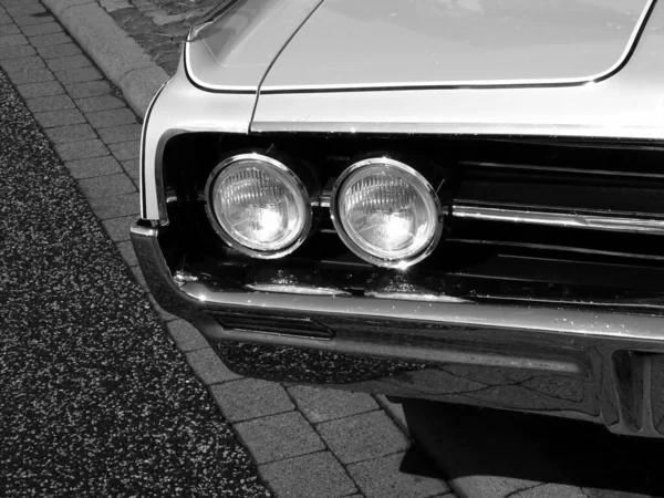 Grayscale Closeup Shot American Eight Cylinder Coupe Sixties Raindrops Shining — Stock Photo, Image