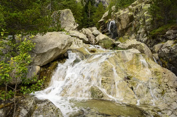 Прекрасний Знімок Водоспаду Скелястому Пейзажі — стокове фото