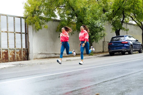 Sokakta Koşan Kadınlar — Stok fotoğraf