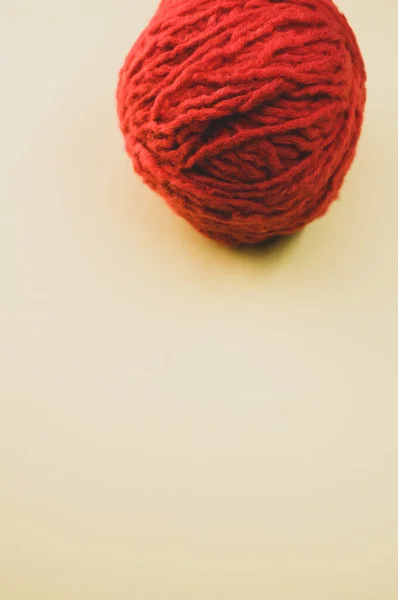 红色纱线球的一个垂直的高角球 — 图库照片