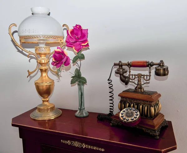 Vintage Telephone Hall Table Lamp Pink Flowers — Stock Photo, Image