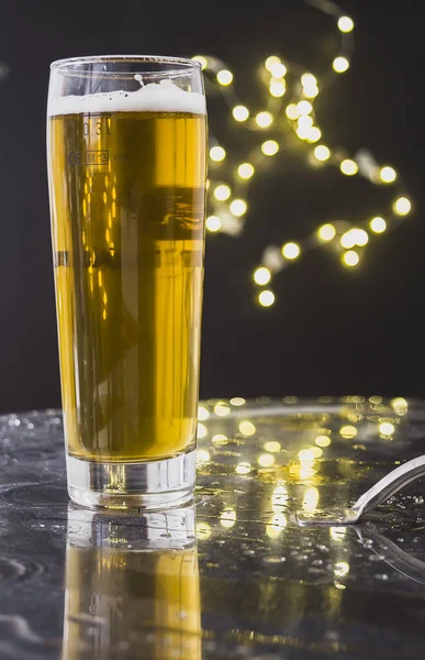 Vertical Shot Glass Beer Bokeh Background — Stock Photo, Image