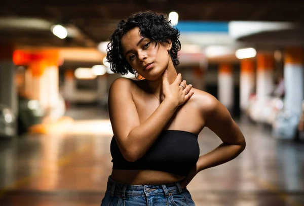 Retrato Close Uma Jovem Elegante Com Cabelo Encaracolado Posando Uma — Fotografia de Stock