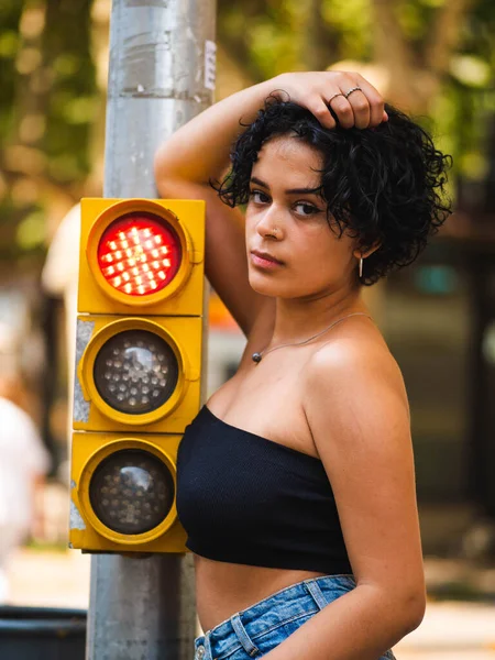 Pionowe Ujęcie Brazylijskiej Kobiety Światłem Drogowym Tyłu — Zdjęcie stockowe