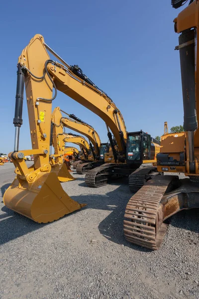 Eine Vertikale Aufnahme Einer Reihe Von Baggern Auf Einer Baustelle — Stockfoto