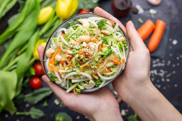 맛있는 샐러드가 그릇의 보이는 — 스톡 사진