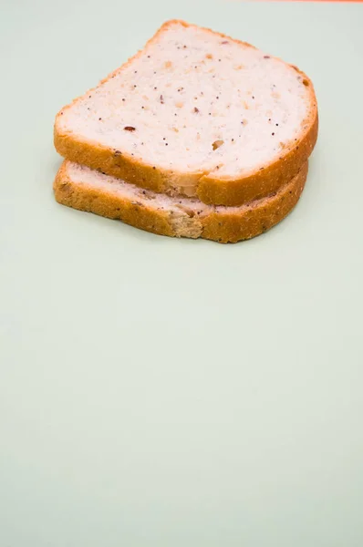 滑らかな灰色の背景に隔離されたパンの2枚のスライスの垂直ショット — ストック写真