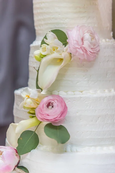 꽃으로 케이크의 클로즈업 — 스톡 사진