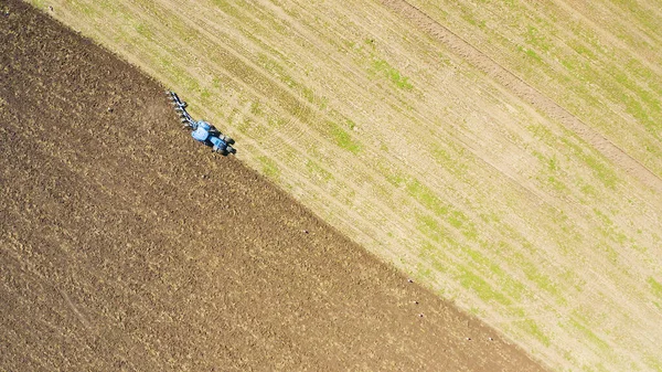 Een Antenne Bovenaanzicht Van Oogstmachine Werkend Een Veld — Stockfoto