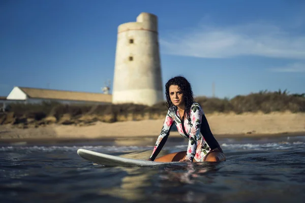 Vista Una Mujer Europea Sentada Una Tabla Surf —  Fotos de Stock
