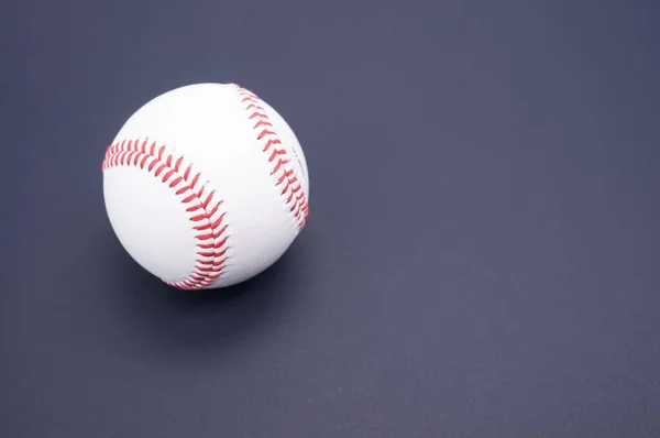 Uma Bola Beisebol Isolada Fundo Azul — Fotografia de Stock