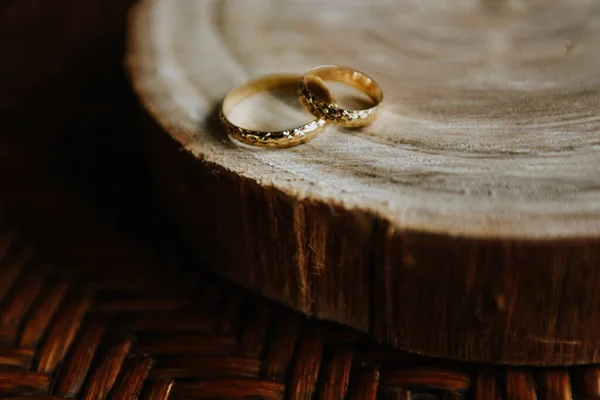 Közelkép Jelképes Arany Jegygyűrűkről Fán — Stock Fotó