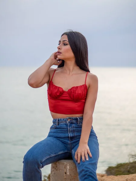 Una Bella Giovane Femmina Indossa Top Rosso Sexy Jeans Seduta — Foto Stock