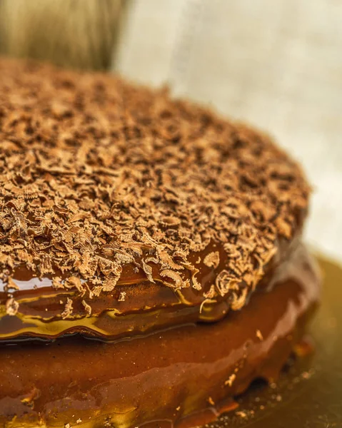 一个垂直拍摄的美味蛋糕 上面涂满了大蒜和巧克力屑 — 图库照片
