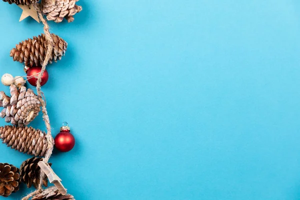 Рождественский Фон Шишками Голубом Фоне — стоковое фото