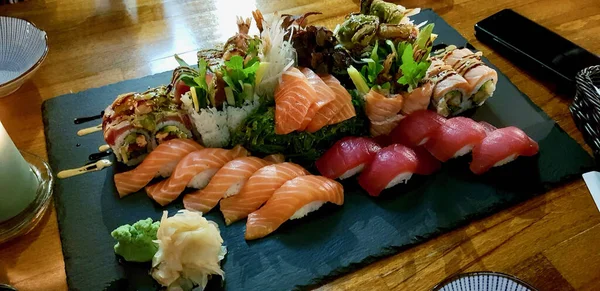 Een Hoge Hoek Shot Van Smakelijke Sushi Een Zwart Bord — Stockfoto