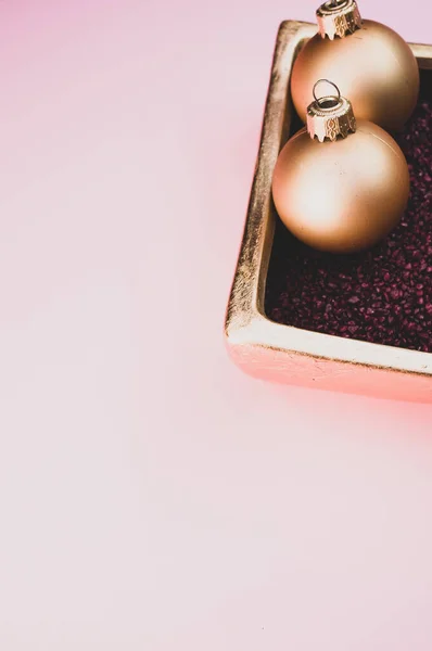 Вертикальный Снимок Золотых Рождественских Украшений Роскошной Чаше Наполненной Маленькими Красными — стоковое фото