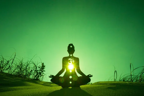 Una Silueta Una Persona Haciendo Yoga Con Símbolo Del Chakra — Foto de Stock