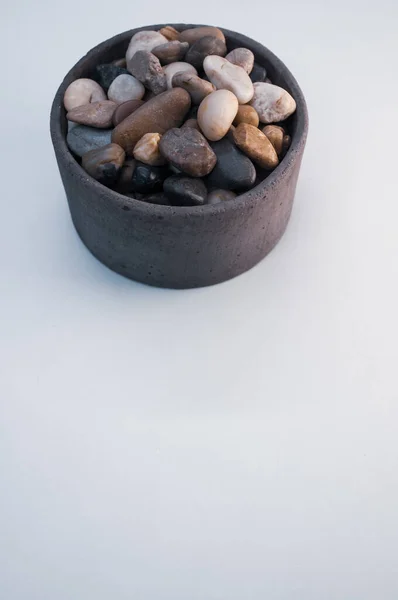 Eine Vertikale Aufnahme Einer Schüssel Gefüllt Mit Bunten Steinen Und — Stockfoto