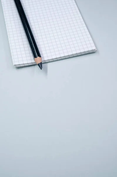 Caderno Encargos Lápis Preto Sobre Fundo Cinzento — Fotografia de Stock