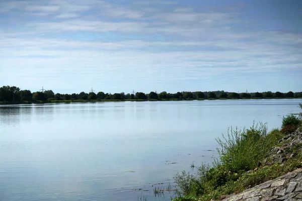 Danau Dikelilingi Oleh Hijau Bawah Langit Biru — Stok Foto