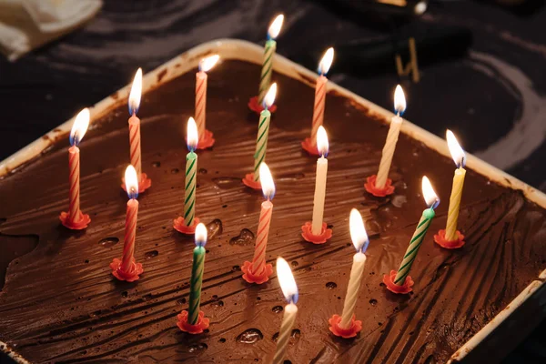 Çikolatalı Doğum Günü Pastasındaki Mumların Yakın Plan Çekimi — Stok fotoğraf