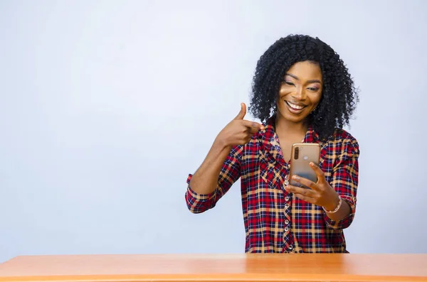 Африканская Веселая Женщина Держит Телефон Взволнованным Выражением Лица — стоковое фото