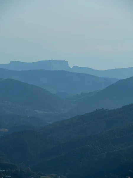 Eine Vertikale Aufnahme Der Wunderschönen Landschaft Bewaldeter Hügel Nahe Der — Stockfoto