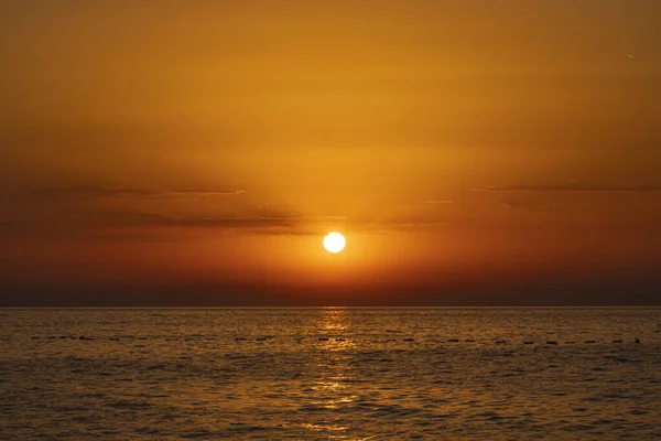 Una Hermosa Toma Del Sol Poniéndose Sobre Mar — Foto de Stock