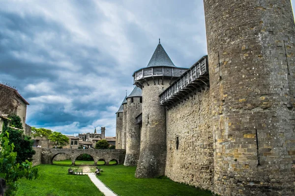 Een Dichtbij Shot Van Een Prachtig Kasteel Onder Een Bewolkte — Stockfoto