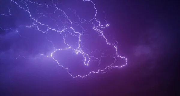 夜空の雷の魅惑的な景色 — ストック写真