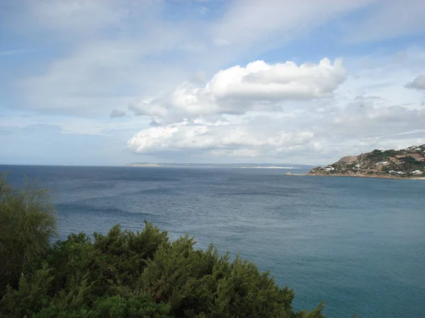 Mar Azul Tranquilo Con Una Isla Visible Bajo Las Nubes — Foto de Stock