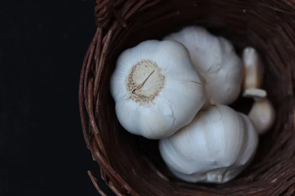 Cabeças Alho Cru Uma Cesta — Fotografia de Stock