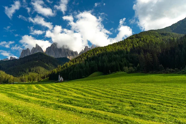 意大利南蒂罗尔Villnoss Valley的St Magdalena教堂 背景为Puez Geisler Group Dolomites — 图库照片