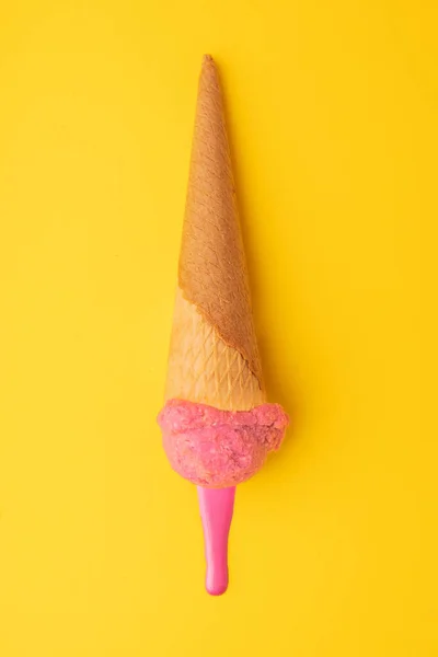 Tiro Vertical Sorvete Rosa Derretido Uma Superfície Amarela — Fotografia de Stock