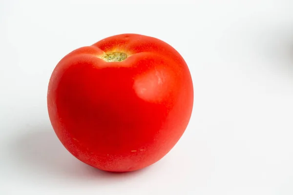 Une Tomate Rouge Isolée Sur Fond Blanc — Photo