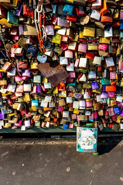 Eine Vertikale Aufnahme Bunter Vorhängeschlösser Die Einem Zaun Hängen — Stockfoto