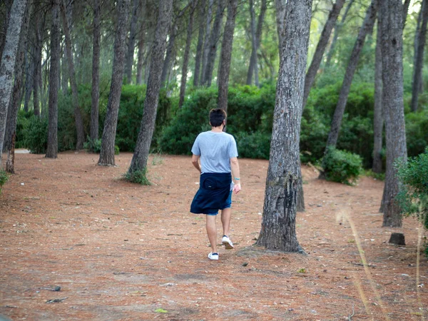 Plan Sélectif Jeune Homme Dans Forêt — Photo