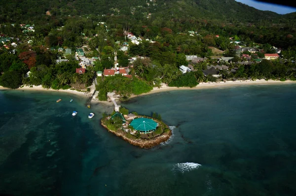 Een Antenne Opname Van Een Vakantieoord Nabij Een Zee — Stockfoto