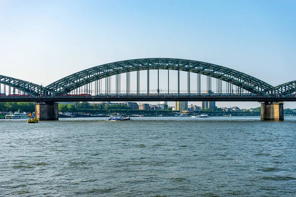 Vacker Utsikt Över Bro Över Floden Dagtid — Stockfoto