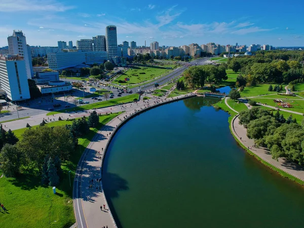 Plano Aéreo Del Paisaje Urbano Minsk Con Edificios Residenciales Naturaleza — Foto de Stock