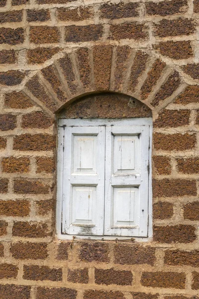 Nahaufnahme Eines Alten Weißen Fensters Einer Fassade Aus Ziegelsteinen — Stockfoto