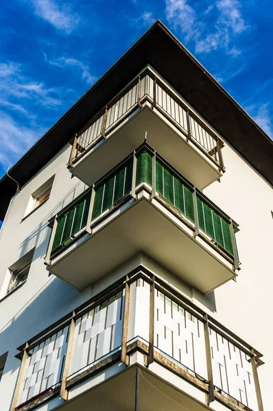 Eine Vertikale Low Winkelaufnahme Eines Weißen Modernen Gebäudes Mit Balkon — Stockfoto