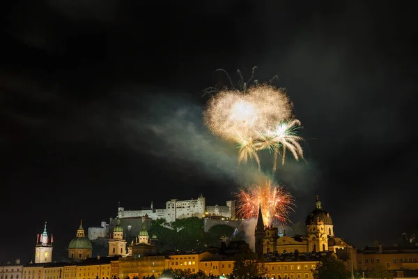 Fortaleza Hohensalzburg Rodeada Edificios Con Fuegos Artificiales Colores Por Encima —  Fotos de Stock