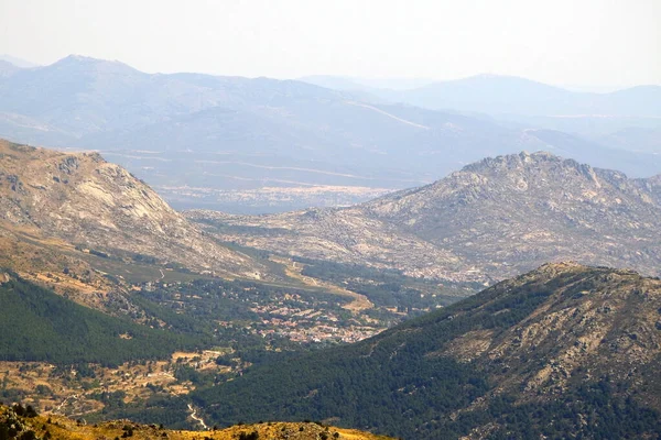 Die Grünen Berge Schimmern Unter Dem Blauen Himmel — Stockfoto