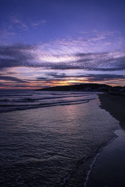 Вертикальный Снимок Ярко Фиолетового Неба Закате Возле Пляжа — стоковое фото