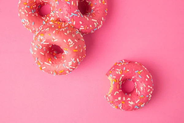 Tiro Alto Ângulo Deliciosos Donuts Cor Rosa Uma Superfície Rosa — Fotografia de Stock