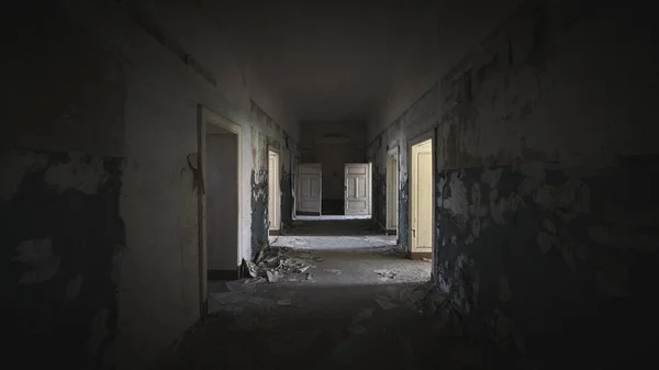 Corredor Num Antigo Edifício Abandonado — Fotografia de Stock