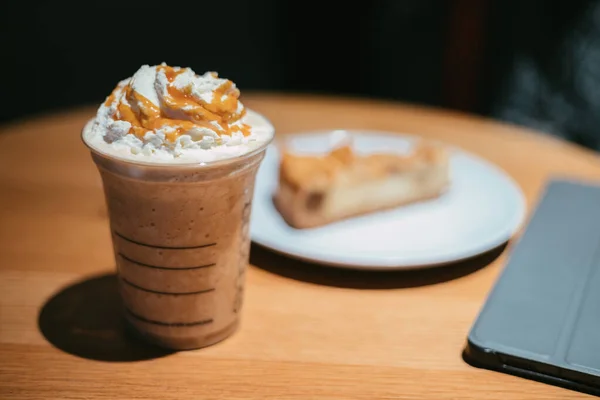 Sebuah Foto Closeup Dari Secangkir Espresso Dengan Krim Kocok Dan — Stok Foto